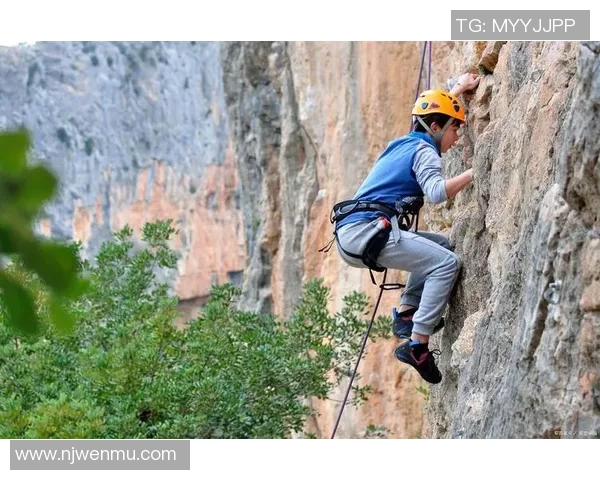 成都攀岩队区域防守策略解析与攀岩热点发展趋势探讨
